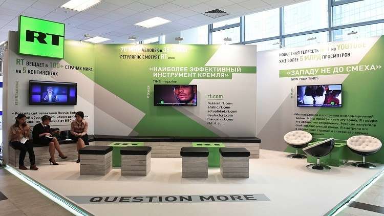 وزارة الإعلام الروسية تحذر من أنها قد ترد على مضايقات RT في أمريكا
