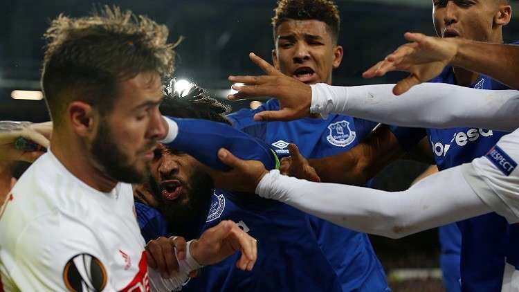 في مشهد غريب.. مشجع يتشاجر مع لاعبي الخصم حاملا طفله! (فيديو)