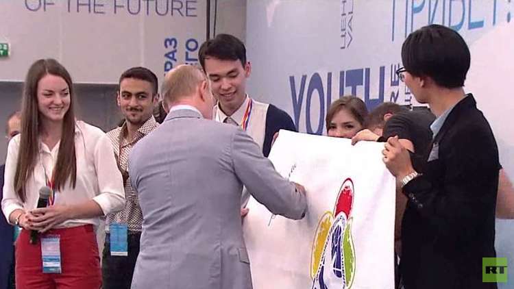 بوتين يوقع علم المهرجان العالمي للشباب والطلاب