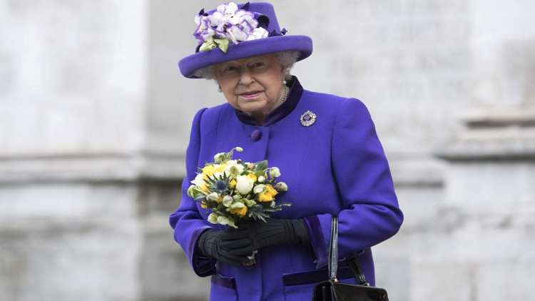 هل تعرف النقود طريقها إلى محفظة إليزابيث الثانية؟