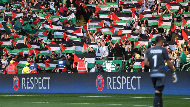 بالصور.. رافعو علم فلسطين يفوزون بجائزة أفضل جمهور في العالم