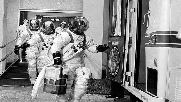 وفاة أول قائد لمكوك "تشالنجر"