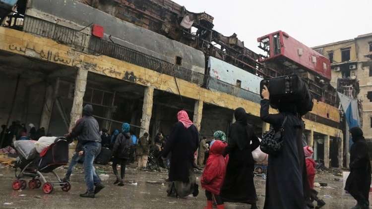 العسكريون الروس ينظمون عودة مجموعة من النازحين إلى ريف حلب
