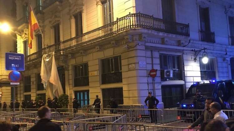 الأمن الإسباني يطوق مبنى وزارة الداخلية في كتالونيا