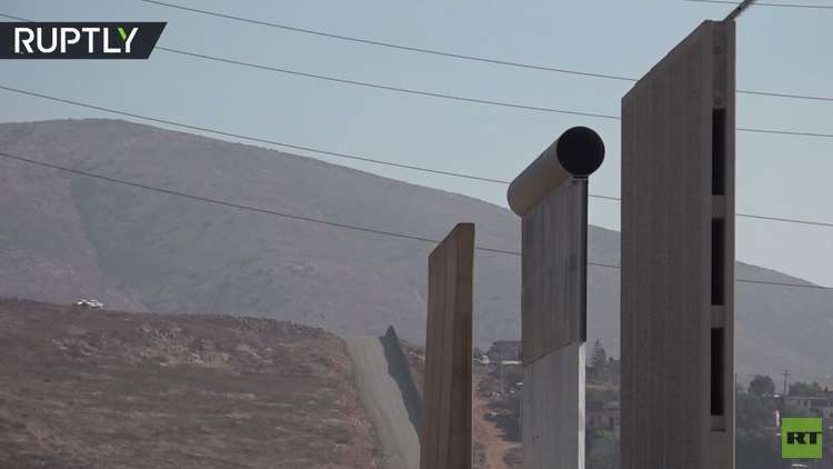 أول نموذج لجدار ترامب الفاصل للحدود بين أمريكا والمكسيك  