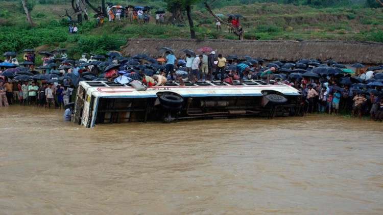 مصرع 31 شخصا في نيبال بسقوط حافلة في نهر 