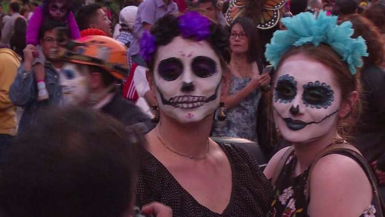 المكسيك تحيي ذكرى الأموات بالفرح والبهجة