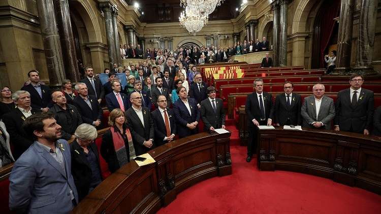 برلمان كتالونيا يذعن لقرار مدريد