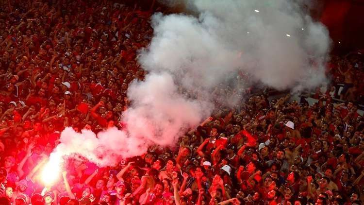 بالفيديو..إصابات بعد اقتحام الجماهير لملعب الأهلي المصري