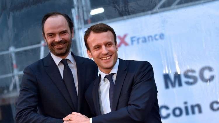 اليمين الفرنسي يطرد وزراء من حزبه لدعمهم ماكرون