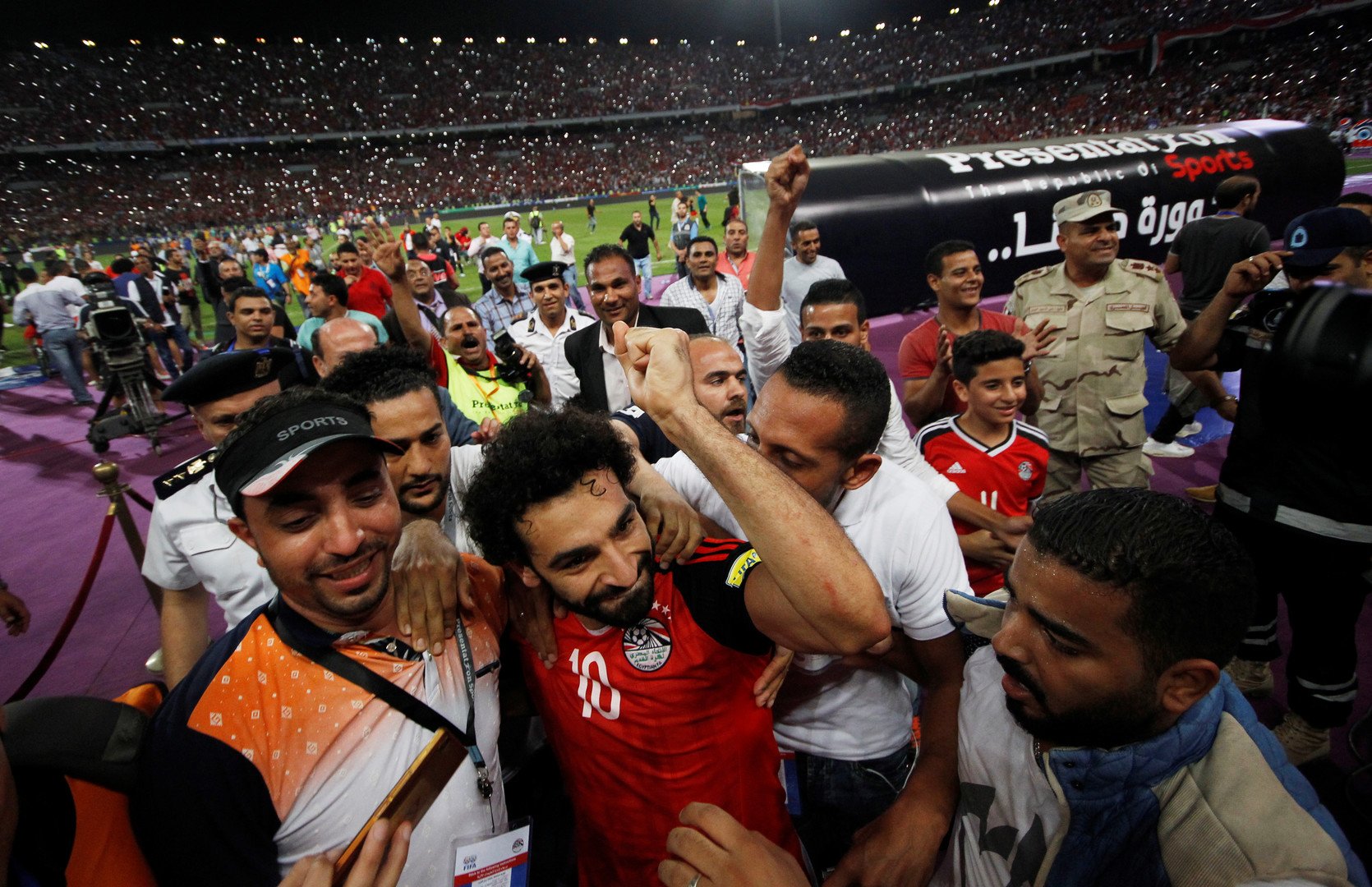 بالصور والفيديو.. المصريون يمضون ليلة تاريخية بعد التأهل إلى مونديال روسيا