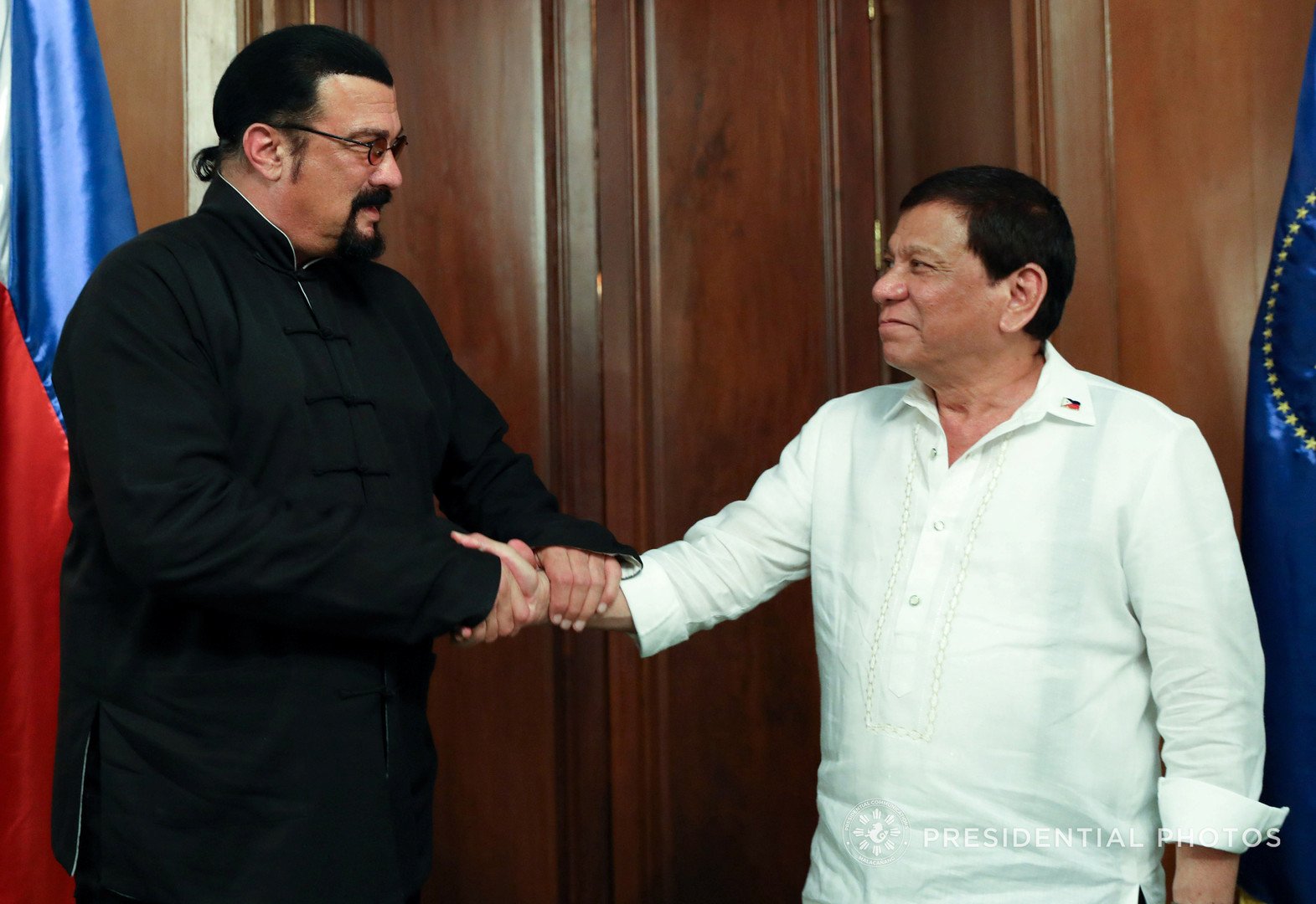 الرئيس الفلبيني يستقبل ستيفن سيغال