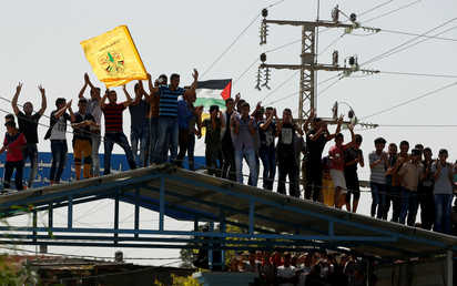 سكان غزة يحتفلون بوفد الحكومة الفلسطينية في القطاع