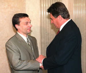 فيكتور أوربان – هنغاريا. هو رئيس وزراء هنغاريا الحالي المعروف بسياساته المناهضة للمهاجرين. قبل فترة حكمه الحالية، كان رئيساً للحكومة بين عام 1998 وعام 2002. وحين تسلم منصبه آنذاك، كان أوربان الذي لم يتعد حينها 35 عاماً رئيساً ومؤسساً لحزب المحافظين المدني الهنغاري.