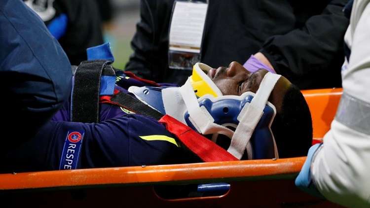 بالفيديو.. مدافع إيفرتون يصاب بالإغماء بعد سقوطه على الظهر