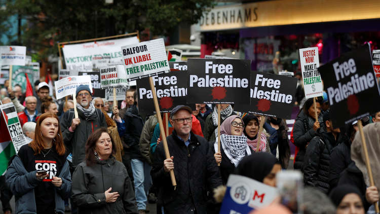 آلاف الأشخاص يتظاهرون ضد وعد بلفور ودعما لفلسطين وسط لندن