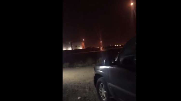 شاهد بالفيديو.. الحوثيون يستهدفون مطار الملك خالد في الرياض بصاروخ باليستي