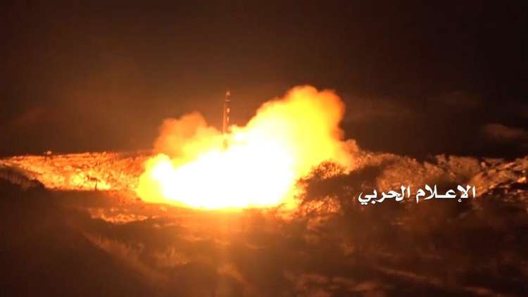 لحظة إطلاق الحوثيين صاروخا باليستيا إلى الرياض 