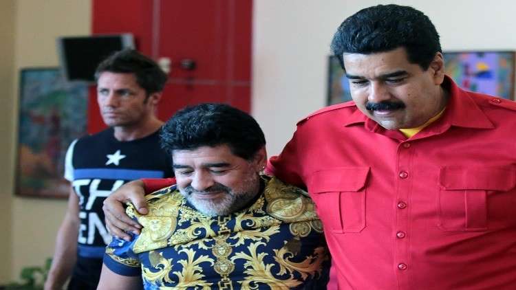 مارادونا والرئيس الفنزويلي في فريق واحد