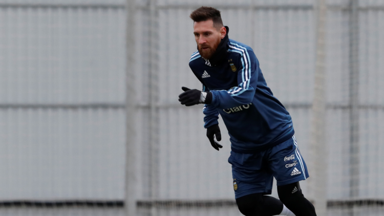 بالفيديو والصور.. ميسي يشارك في تدريبات الأرجنتين في موسكو