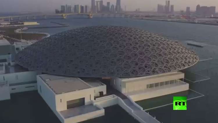 بالفيديو.. ماكرون يشارك في افتتاح أكبر فرع لمتحف اللوفر في العالم بأبوظبي