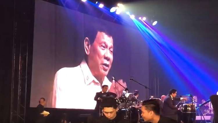 الرئيس الفلبيني  يغنّي لترامب