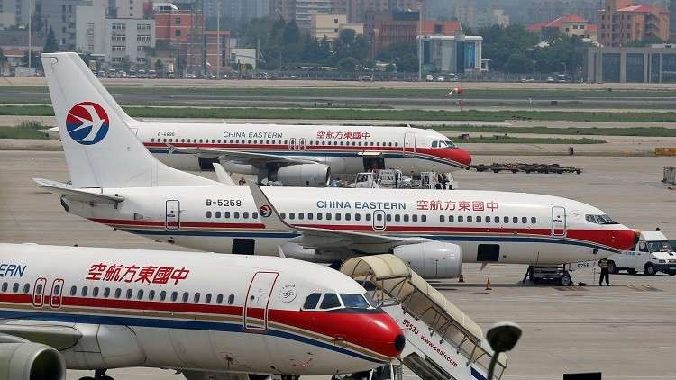 مضيفة تسقط من الطائرة وتكسر ظهرها 