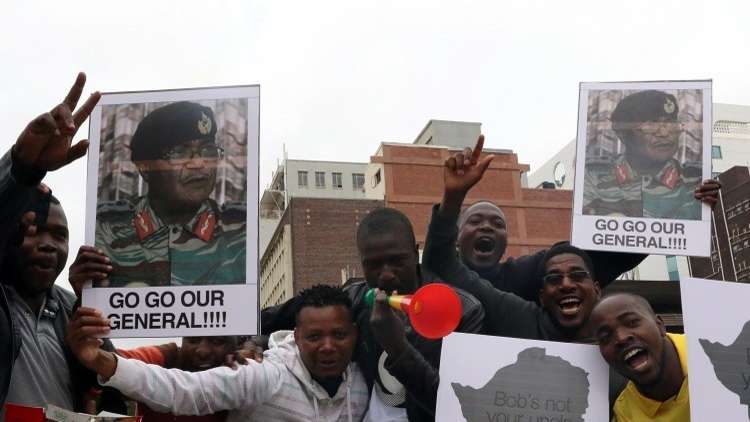 آلاف الزيمبابويين يخرجون إلى الشوارع للاحتفال بتنحية موغابي