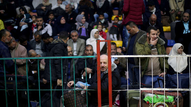 مصر تفتح معبر رفح للمرة الأولى منذ تسلم "السلطة" معابر غزة