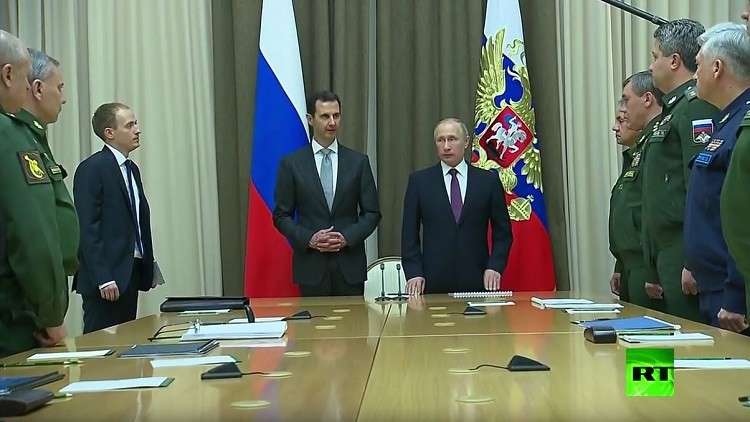 بالفيديو.. بوتين يعرف الأسد على الجنرالات الذين لعبوا دورا حاسما في إنقاذ سوريا