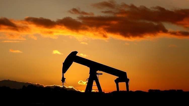 النفط يرتفع مع هبوط الدولار