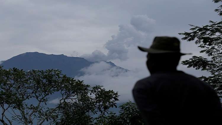 ثوران بركان في إندونيسيا وسنغافورة تحذر مواطنيها