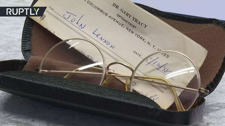 الشرطة الألمانية تعرض أغراضا شخصية للفنان الراحل جون لينون بعد اعتقال سارقها