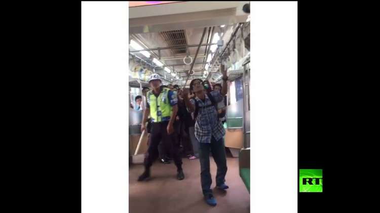 هندي يمسك الثعبان بيدين عاريتين ويقضي عليه! 