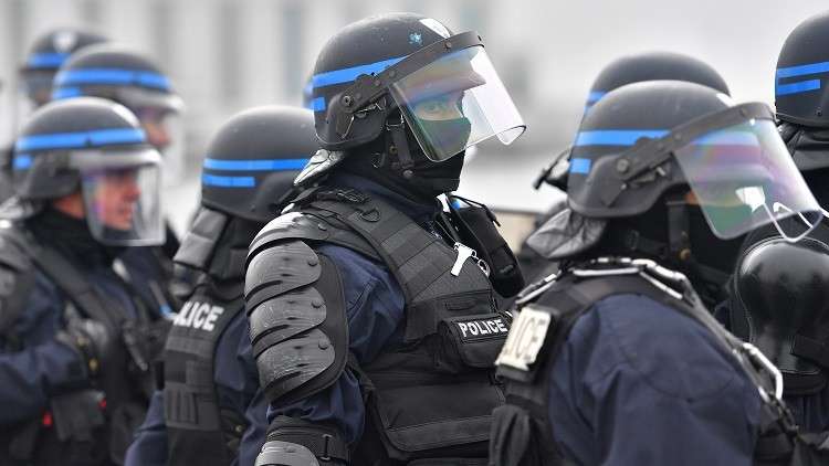 السجن 6 أشهر لشرطي فرنسي صفع مهاجرا 