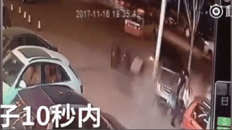 صيني ينجو من موت محقق مرتين خلال 5 ثوانٍ!