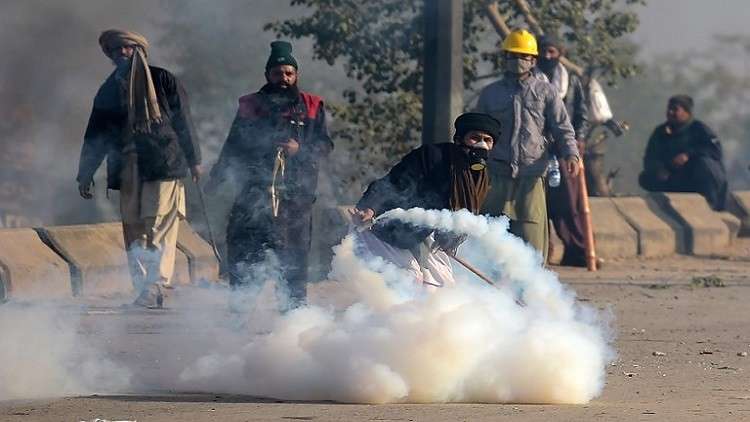 الشرطة تفرق محتجين  يغلقون مداخل إسلام أباد