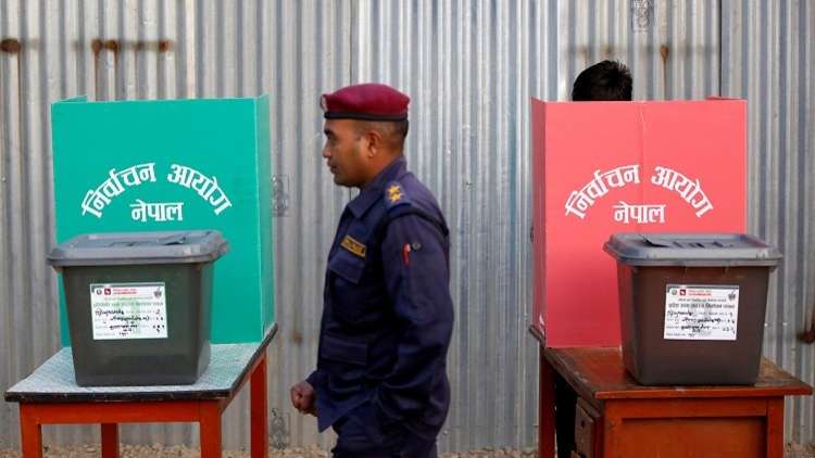 النيباليون يتوجهون إلى مراكز الاقتراع في انتخابات تاريخية