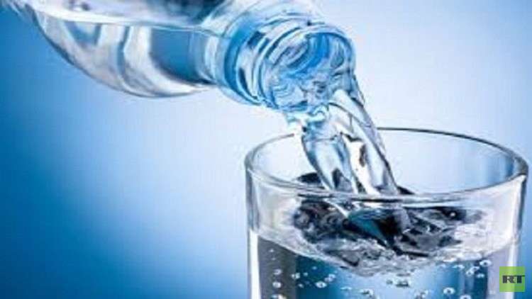 مرض نادر يجبر شابا على تناول 20 لترا من الماء يوميا!