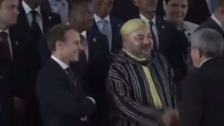 مصافحة مغربية جزائرية حارة وابتسامة فرنسية