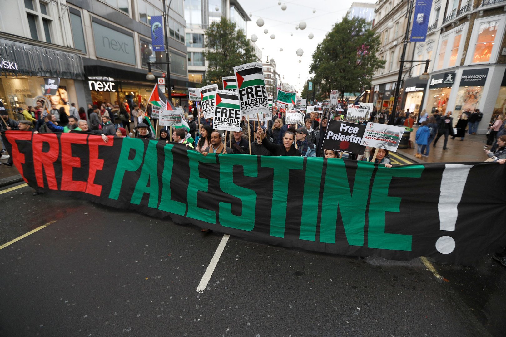 آلاف الأشخاص يتظاهرون ضد وعد بلفور ودعما لفلسطين وسط لندن