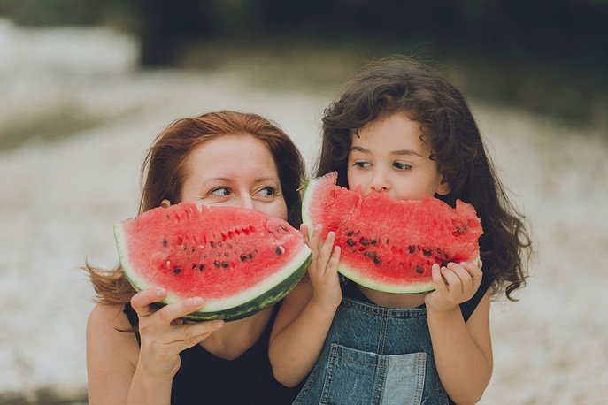أم وطفلتها يأكلان البطيخ، أشهر فواكه منطقة القوقاز