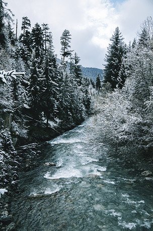 الأنهار الجبلية في فصل الشتاء