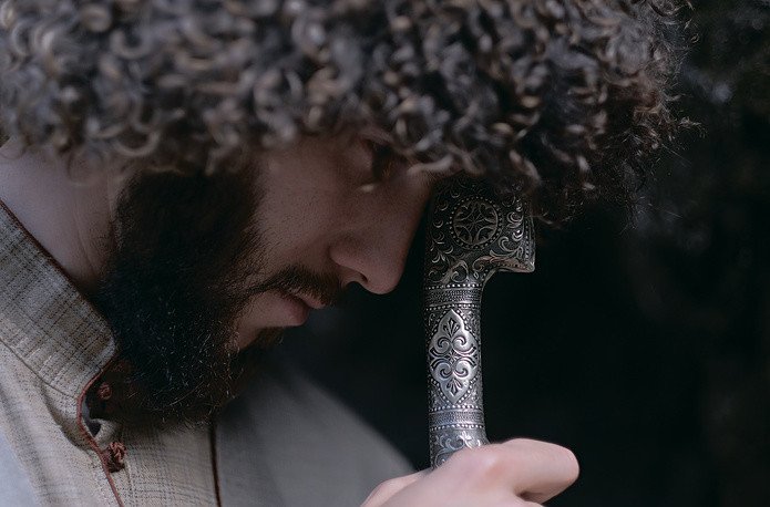 أحد سكان القوقاز بالزي التقليدي لسكان المنطقة