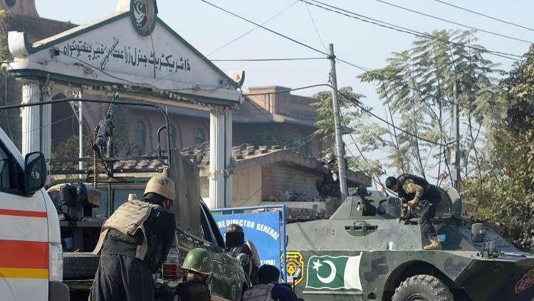 سقوط العشرات بين قتيل وجريح في هجوم طالبان على جامعة بباكستان