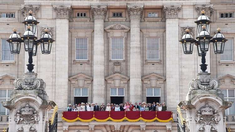 رجل دين يدعو للصلاة ليكون وريث عهد بريطانيا مثليا!