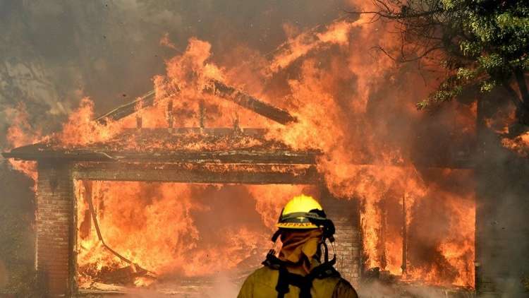 إجلاء 38 ألف شخص بسبب الحرائق في كاليفورنيا