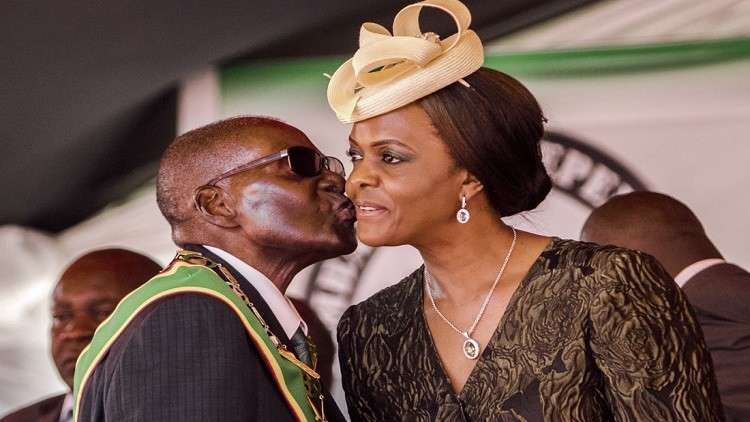 بعد استقالته.. زوجة موغابي تطلب الطلاق!