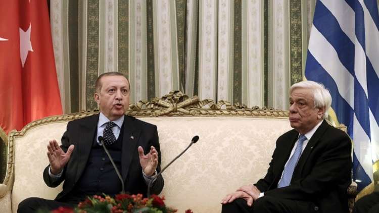 تركيا تطالب اليونان بتسليم عسكريين على صلة بالانقلاب