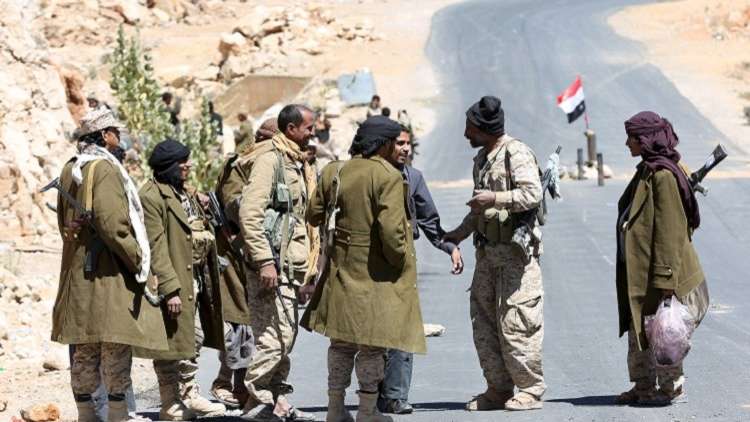 الجيش اليمني مدعوما بطيران التحالف يسيطر على مواقع حدودية 